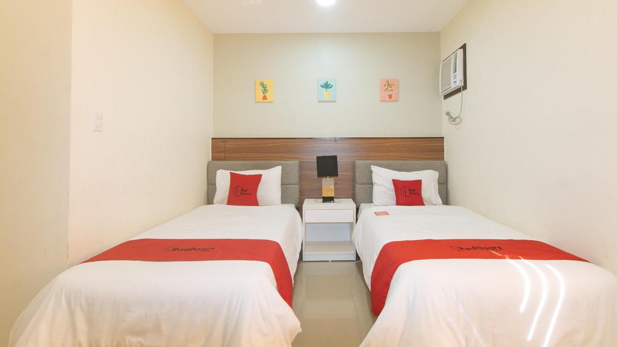 Reddoorz @ Leoncia Apartelle Mandawe Exterior photo