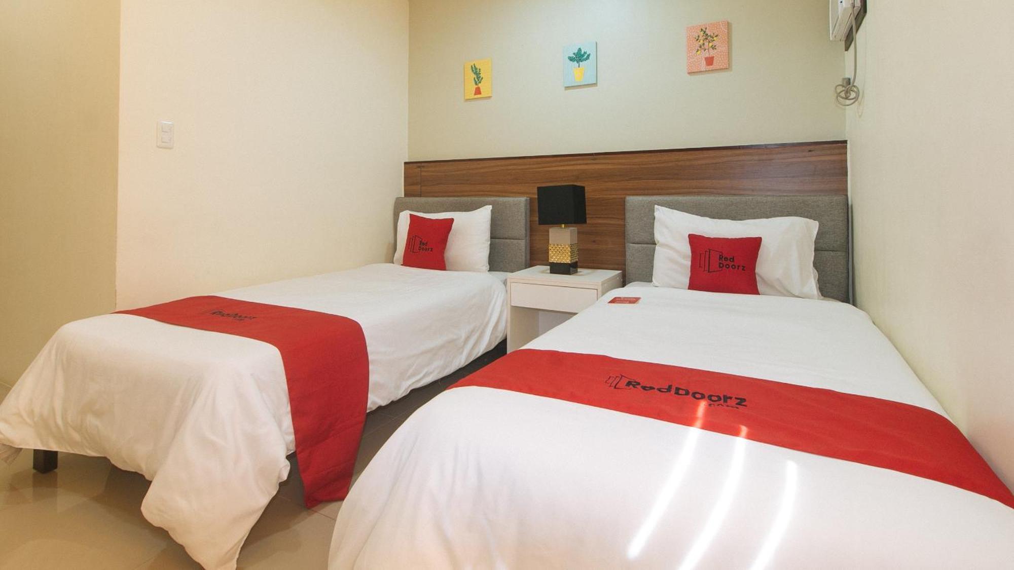 Reddoorz @ Leoncia Apartelle Mandawe Exterior photo