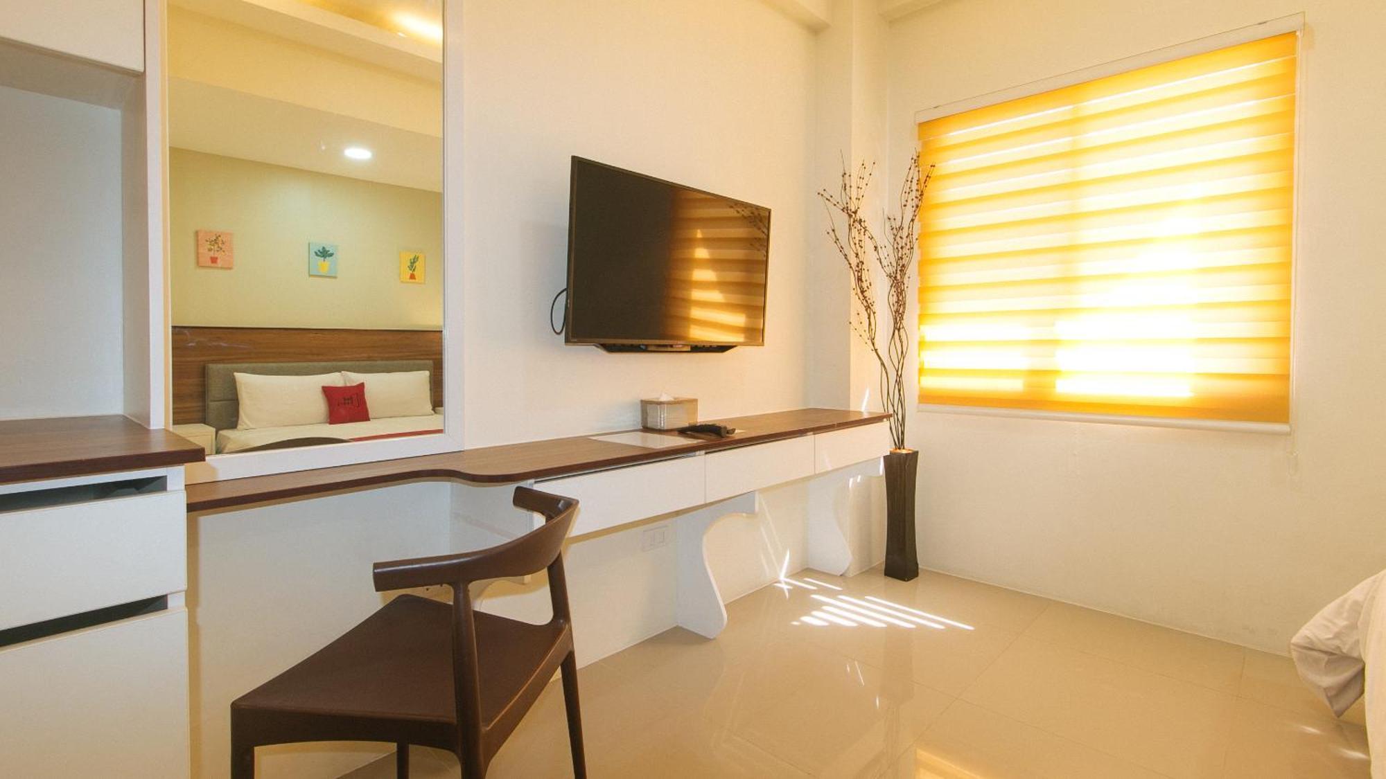 Reddoorz @ Leoncia Apartelle Mandawe Exterior photo