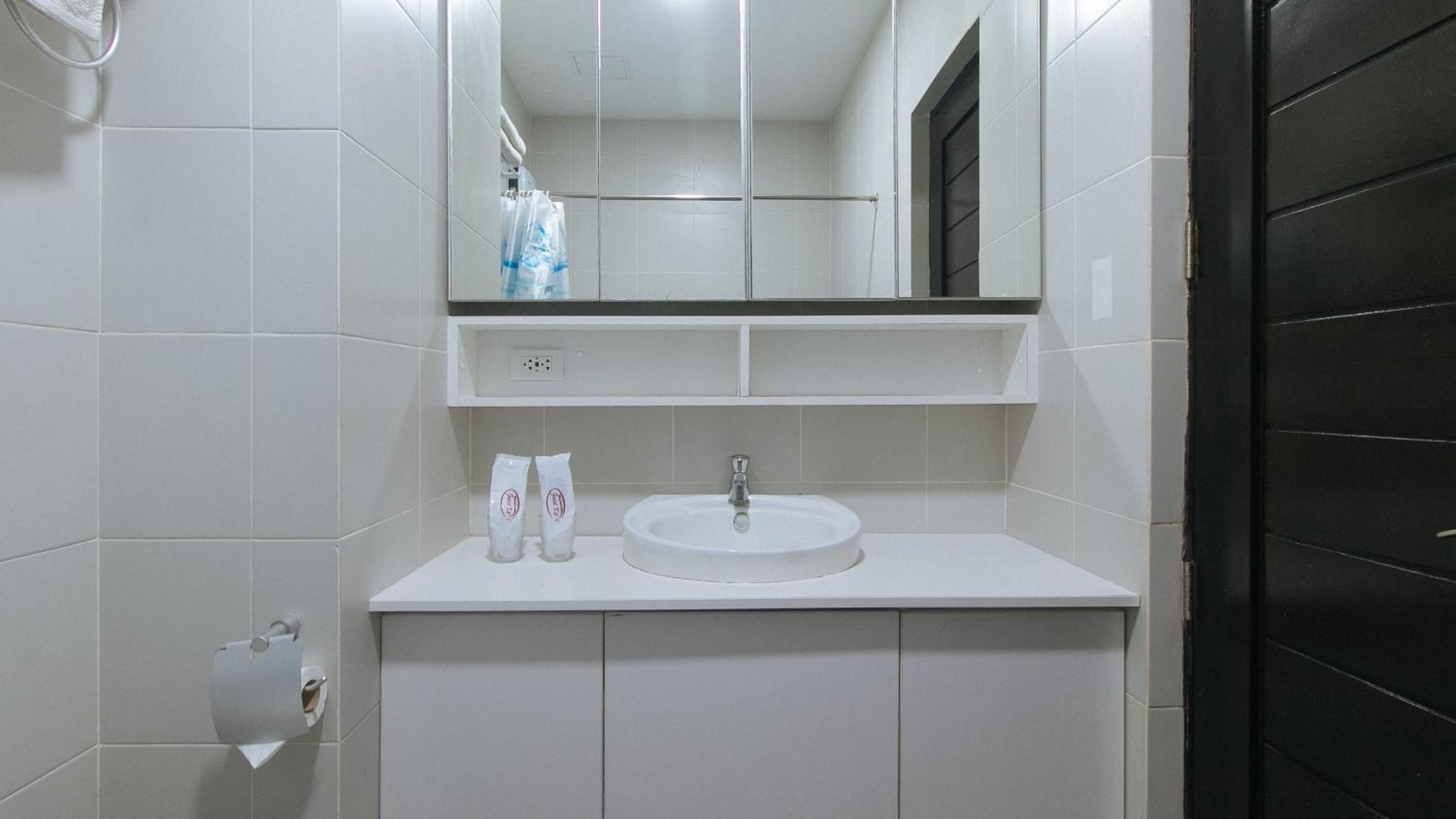 Reddoorz @ Leoncia Apartelle Mandawe Exterior photo
