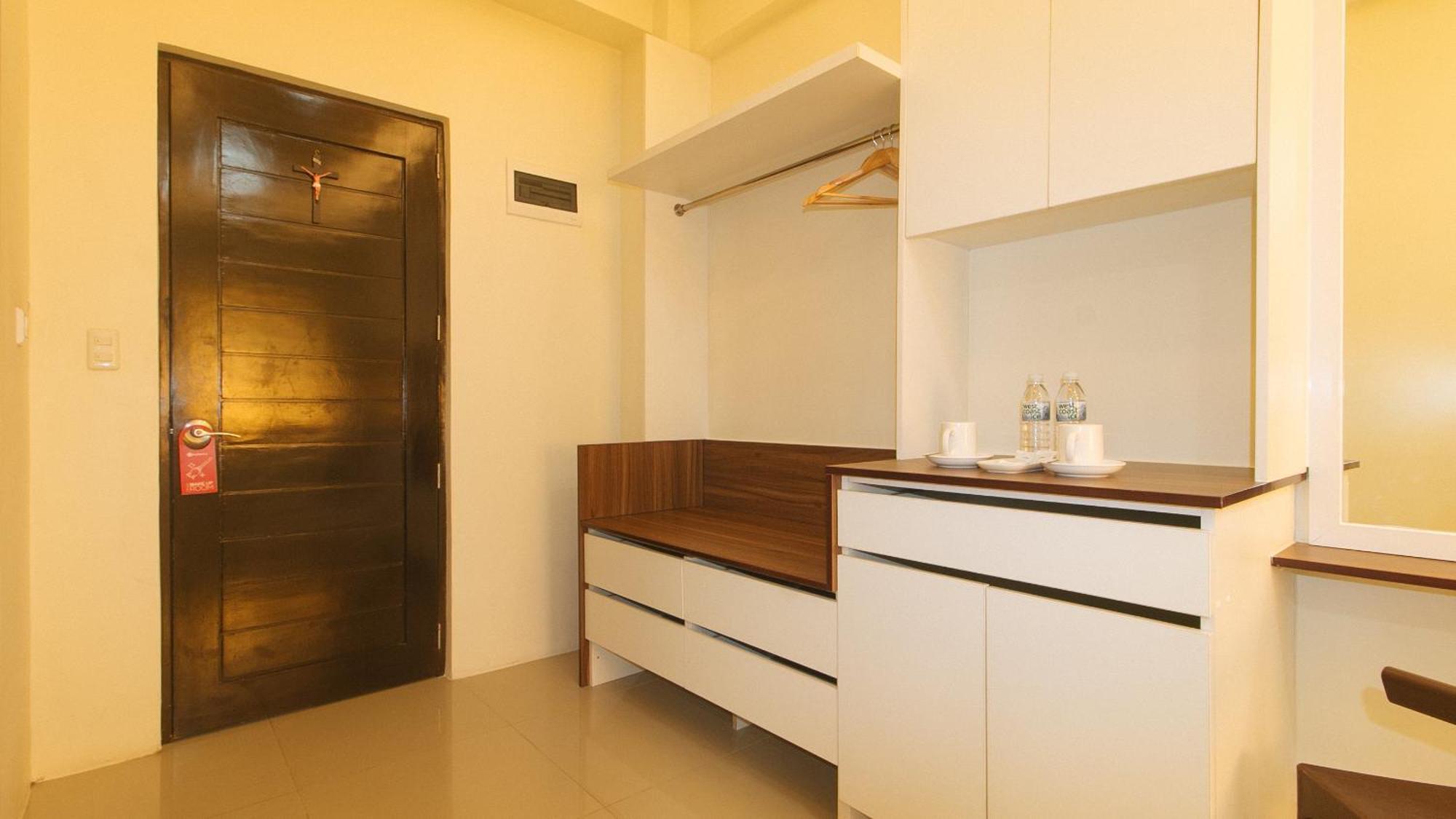 Reddoorz @ Leoncia Apartelle Mandawe Exterior photo